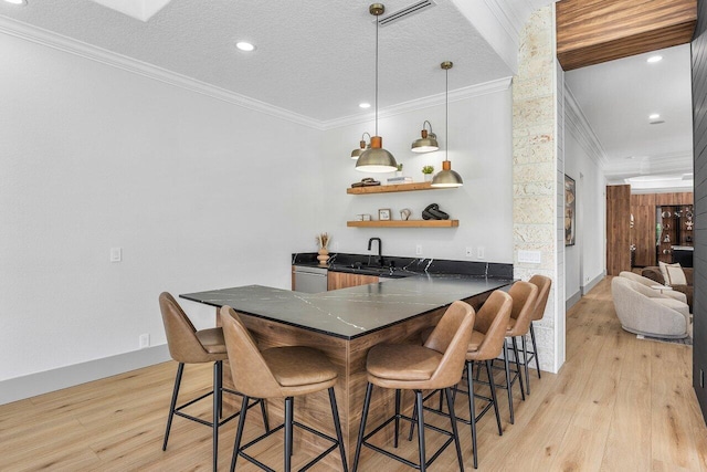 11533 Manatee Ter Unit 11533, Lake Worth, FL 33449 - indoor wet bar with crown molding, light wood-style floors, recessed lighting, decorative light fixtures, and a textured ceiling