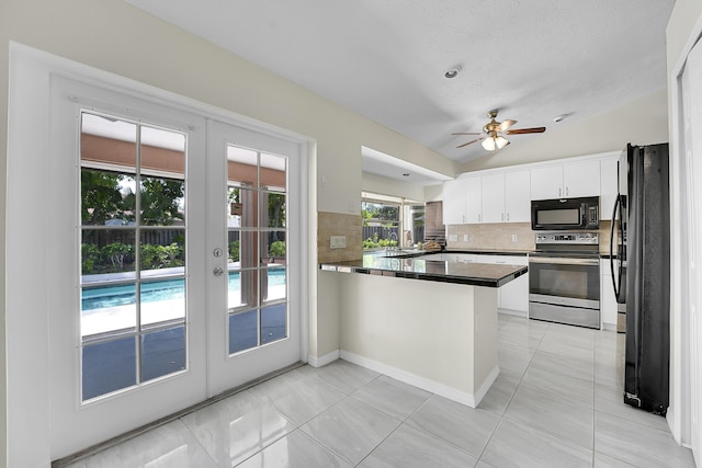 790 SE Ablett Ln, Port Saint Lucie, FL 34984 - kitchen featuring black appliances, a peninsula, tasteful backsplash, white cabinetry, and a ceiling fan