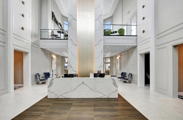 8182 Duomo Cir, Boynton Beach, FL 33472 - reception area featuring a towering ceiling and a decorative wall