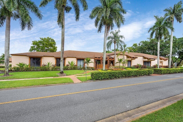 14721 Bonaire Blvd Unit 101, Delray Beach, FL 33446 - ranch-style home featuring stucco siding and a front lawn