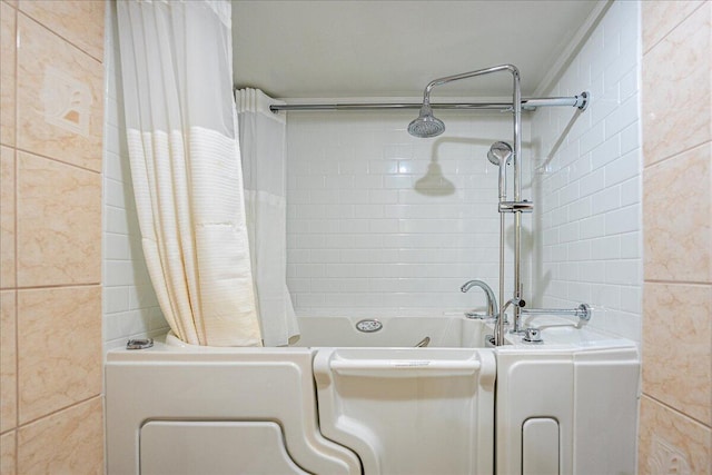 14 Plantation Dr Unit 105, Vero Beach, FL 32966 - full bath featuring tile walls and shower / bathtub combination with curtain