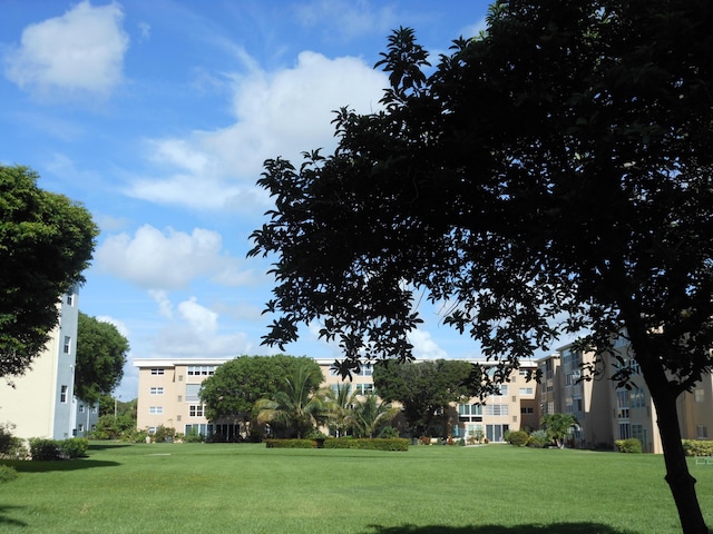 2515 NE 1st Ct Unit 117, Boynton Beach, FL 33435 - surrounding community with a lawn