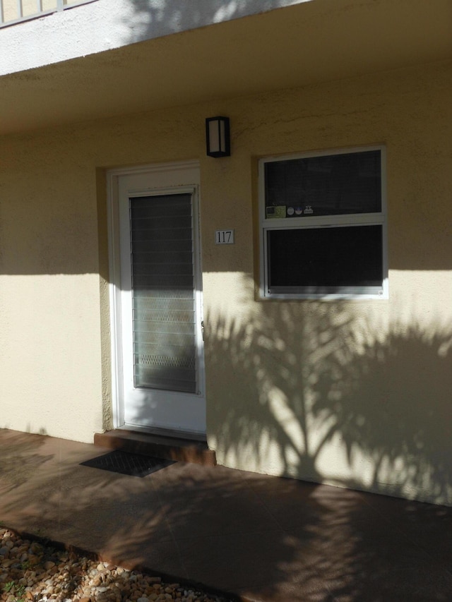 2515 NE 1st Ct Unit 117, Boynton Beach, FL 33435 - doorway to property featuring stucco siding