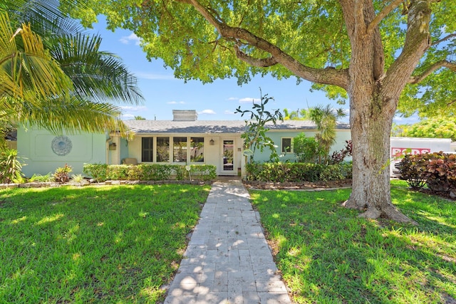 1098 SW 2nd St, Boca Raton, FL 33486 - ranch-style house with a chimney and a front yard