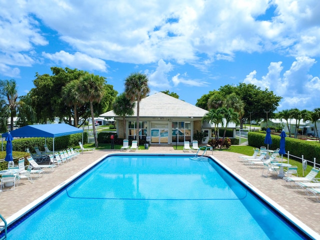 625 SW 21st Cir, Boynton Beach, FL 33426 - community pool with a patio area