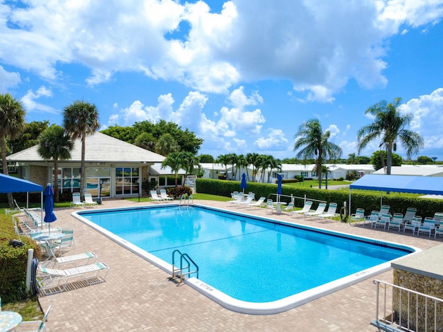 625 SW 21st Cir, Boynton Beach, FL 33426 - community pool with a patio