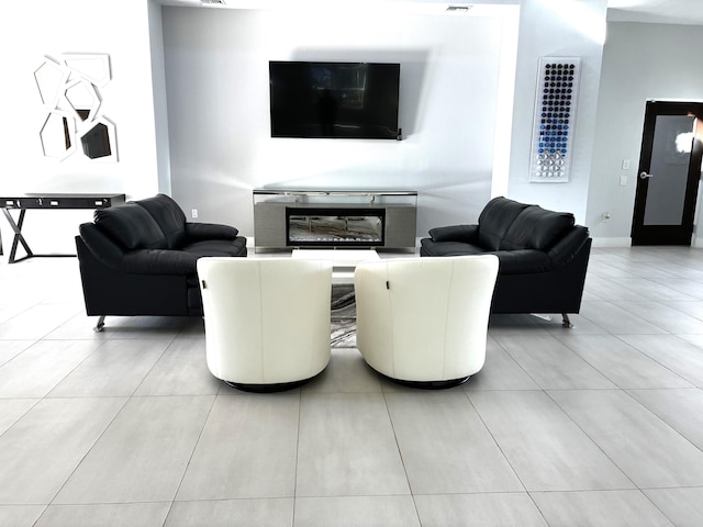 3004 N Evergreen Cir, Boynton Beach, FL 33426 - living room featuring light tile patterned flooring