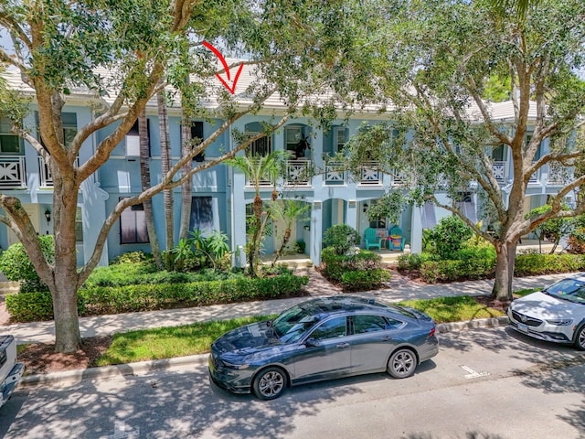 3032 W Community Dr, Jupiter, FL 33458 - view of front of house with a balcony