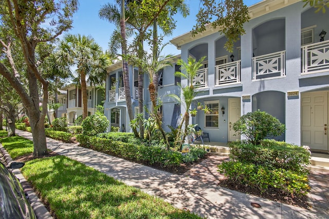 3032 W Community Dr, Jupiter, FL 33458 - view of front of home featuring stucco siding and a balcony