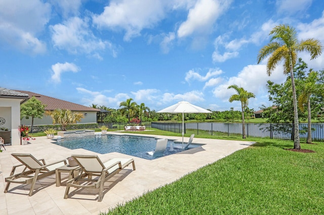 9109 Balsamo Dr, Palm Beach Gardens, FL 33412 - view of swimming pool featuring a patio, a fenced backyard, a water view, and a pool with connected hot tub