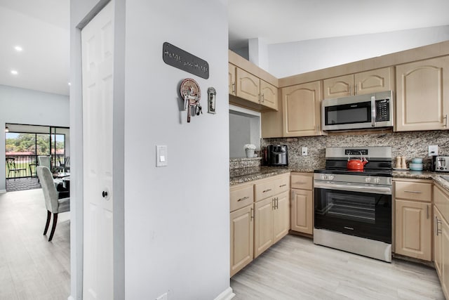 1102 Republic Ct, Deerfield Beach, FL 33442 - kitchen with stainless steel appliances, light brown cabinetry, light wood-style flooring, decorative backsplash, and recessed lighting