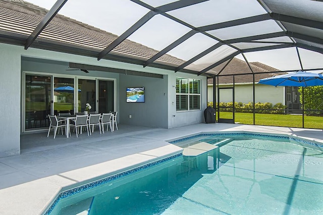 3165 Berkley Square Way, Vero Beach, FL 32966 - outdoor pool with a patio area, glass enclosure, a ceiling fan, and outdoor dining space