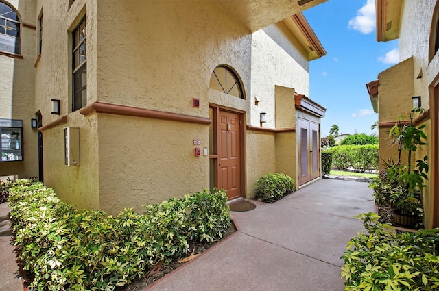 5235 Europa Dr Unit K, Boynton Beach, FL 33437 - entrance to property with stucco siding
