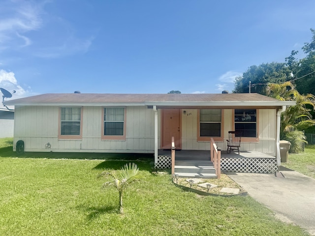 605 SW 8th St, Okeechobee, FL 34974 - manufactured / mobile home featuring a porch and a front lawn