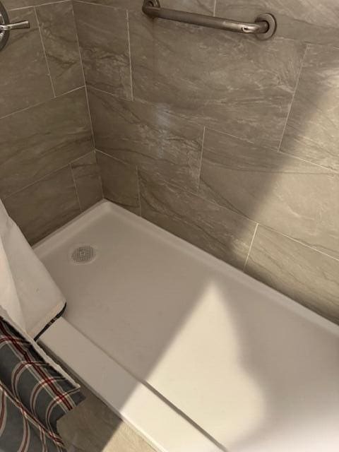 3000 Springdale Blvd Unit V204, Palm Springs, FL 33461 - bathroom featuring a tile shower
