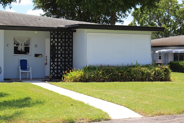 455 High Point Blvd Unit D, Delray Beach, FL 33445 - view of front of home with a front lawn, roof with shingles, and stucco siding