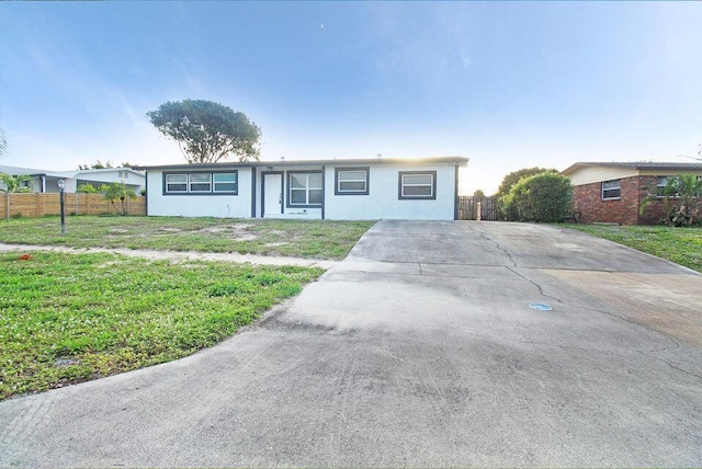 3580 Dunes Rd, Palm Beach Gardens, FL 33410 - ranch-style home featuring driveway