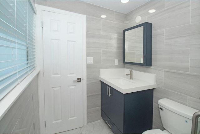 3580 Dunes Rd, Palm Beach Gardens, FL 33410 - bathroom featuring tile walls and vanity