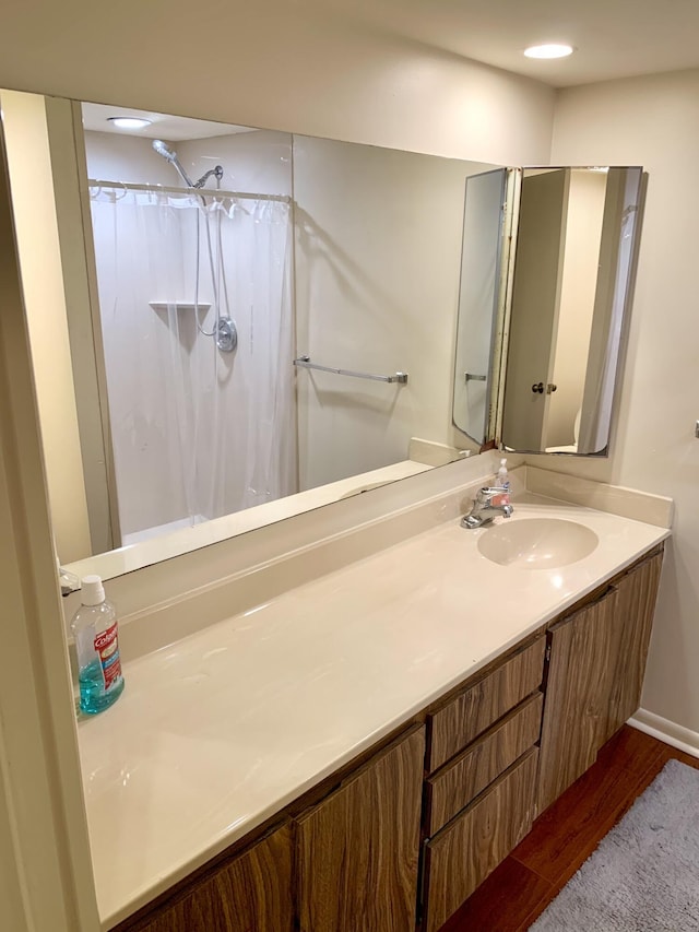 190 Charter Way, West Palm Beach, FL 33407 - full bath featuring wood finished floors, vanity, and curtained shower