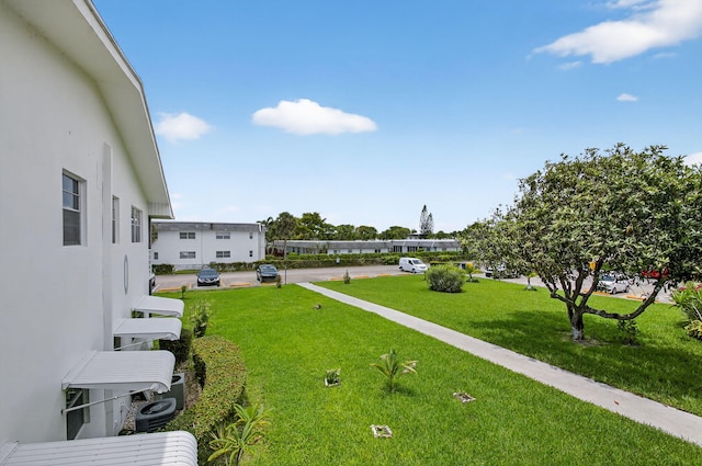 363 Sheffield O, West Palm Beach, FL 33417 - view of grassy yard