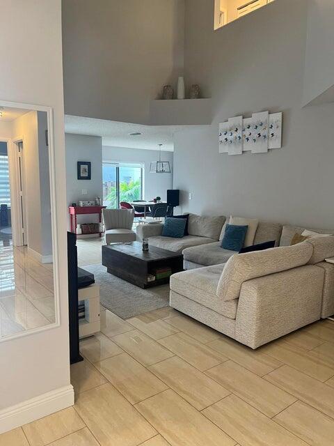 9815 Watermill Cir Unit B, Boynton Beach, FL 33437 - living area featuring a high ceiling