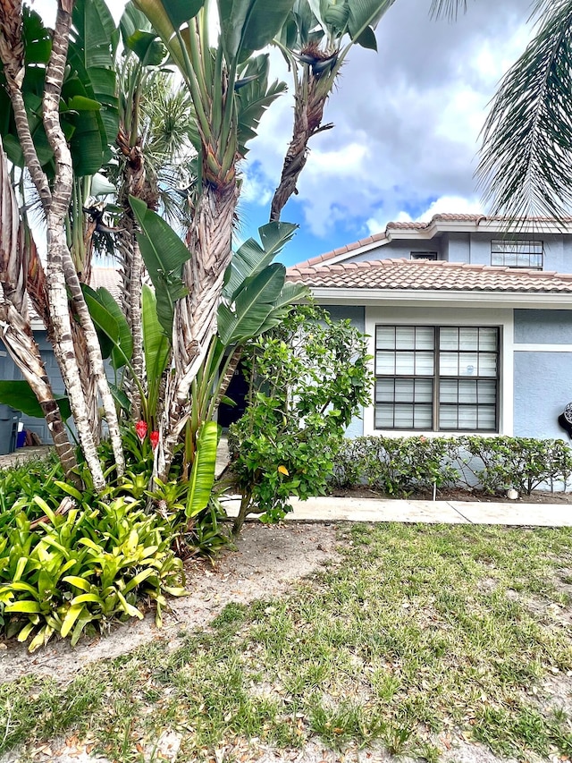 9815 Watermill Cir Unit B, Boynton Beach, FL 33437 - view of side of home with stucco siding and a tile roof