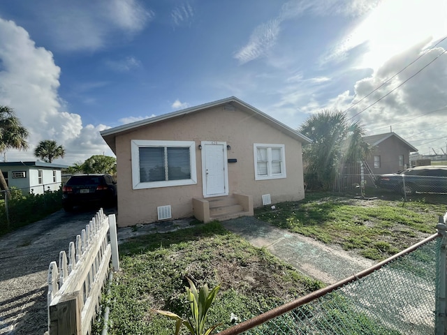 628 W 7th St, Riviera Beach, FL 33404 - bungalow-style home featuring stucco siding and entry steps