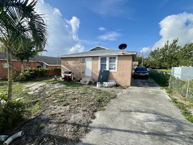 628 W 7th St, Riviera Beach, FL 33404 - view of front facade with stucco siding and driveway