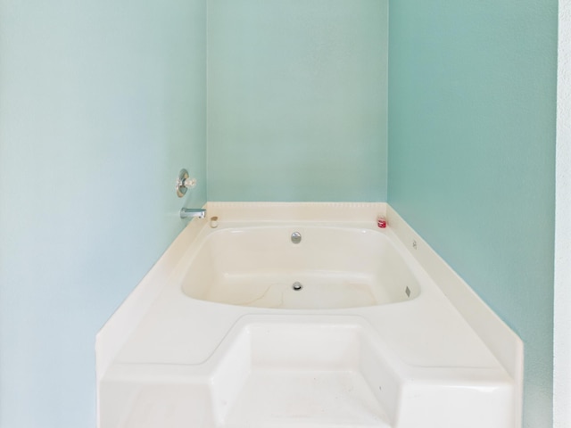 7281 NW 90th Ct, Okeechobee, FL 34972 - bathroom with a garden tub