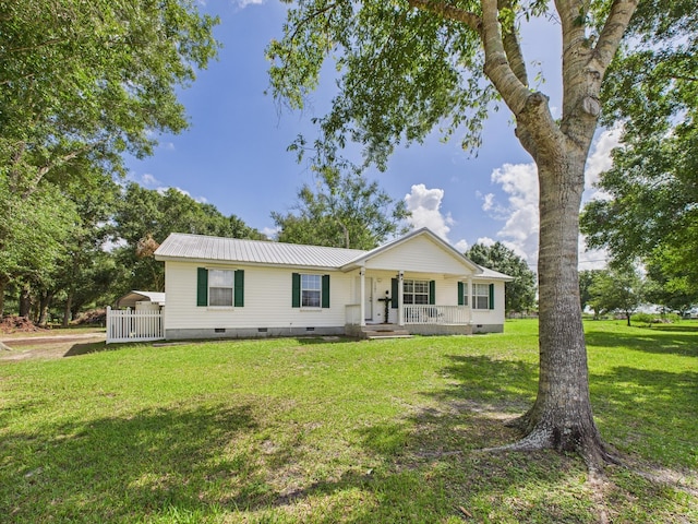 7281 NW 90th Ct, Okeechobee, FL 34972 - ranch-style home featuring crawl space, a porch, a front lawn, and a metal roof