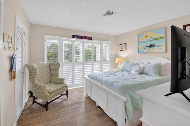 11814 N Lake Dr, Boynton Beach, FL 33436 - bedroom featuring light wood-style floors and a textured ceiling
