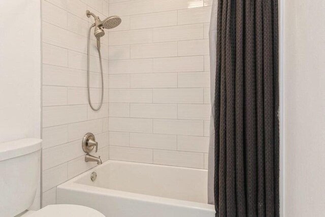 10 Hampton Ct, Palm Beach Gardens, FL 33418 - bathroom with toilet and shower / bathtub combination with curtain