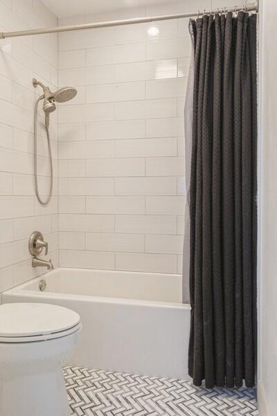 10 Hampton Ct, Palm Beach Gardens, FL 33418 - full bathroom featuring shower / tub combo and tile patterned floors
