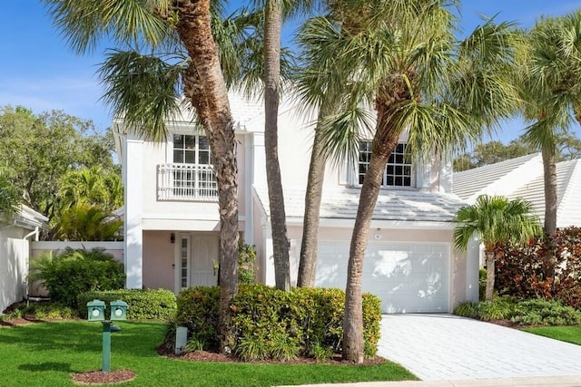 10 Hampton Ct, Palm Beach Gardens, FL 33418 - view of front facade featuring stucco siding, a garage, and decorative driveway