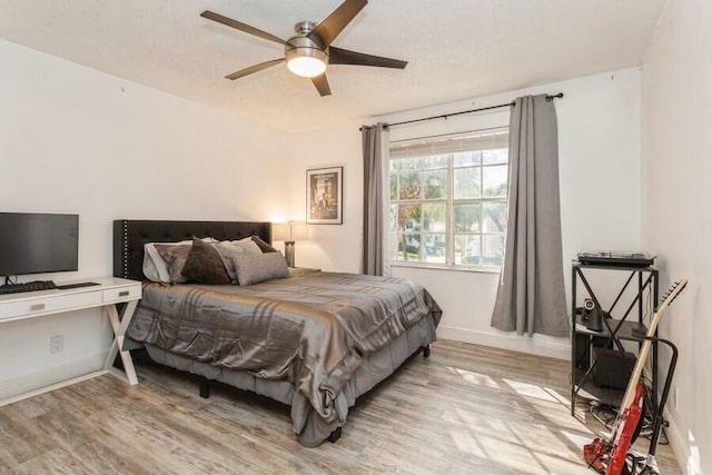 10 Hampton Ct, Palm Beach Gardens, FL 33418 - bedroom with light wood-type flooring, a textured ceiling, and ceiling fan