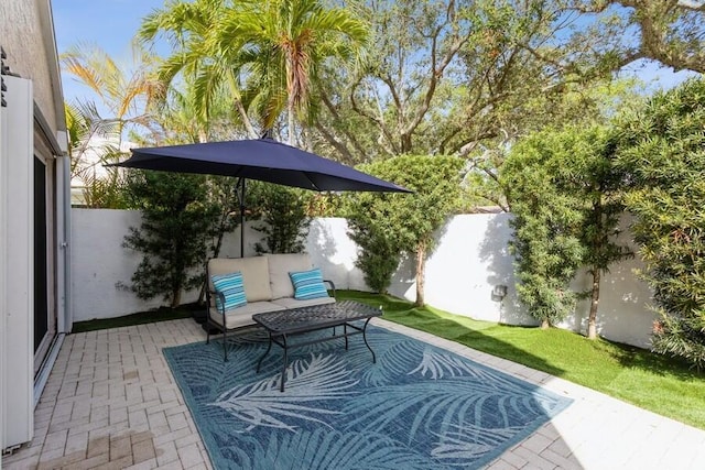 10 Hampton Ct, Palm Beach Gardens, FL 33418 - fenced backyard featuring a patio and an outdoor living space