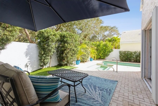 10 Hampton Ct, Palm Beach Gardens, FL 33418 - fenced backyard with a patio area