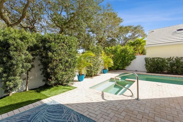 10 Hampton Ct, Palm Beach Gardens, FL 33418 - view of swimming pool with a patio, a fenced backyard, and a pool with connected hot tub