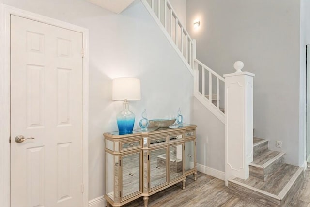 10 Hampton Ct, Palm Beach Gardens, FL 33418 - stairway featuring wood finished floors and baseboards