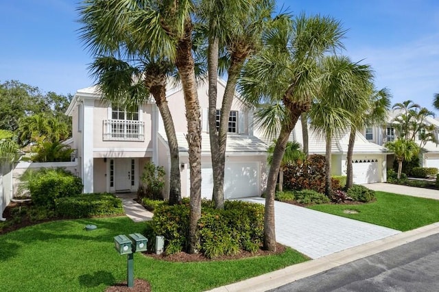 10 Hampton Ct, Palm Beach Gardens, FL 33418 - view of front of property featuring driveway, stucco siding, a front lawn, and an attached garage