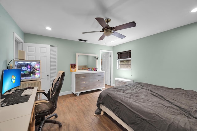 1966 9th St, Vero Beach, FL 32960 - bedroom featuring wood finished floors, a desk, recessed lighting, and ceiling fan