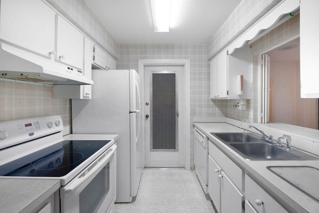 325 SE Bayview Ter, Port Saint Lucie, FL 34983 - kitchen featuring white appliances, under cabinet range hood, light countertops, white cabinets, and wallpapered walls