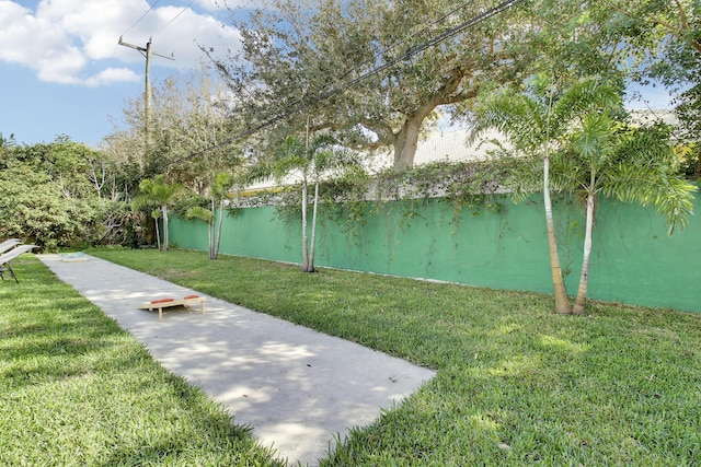 334 SW 14 Th Ave, Boynton Beach, FL 33435 - view of grassy yard