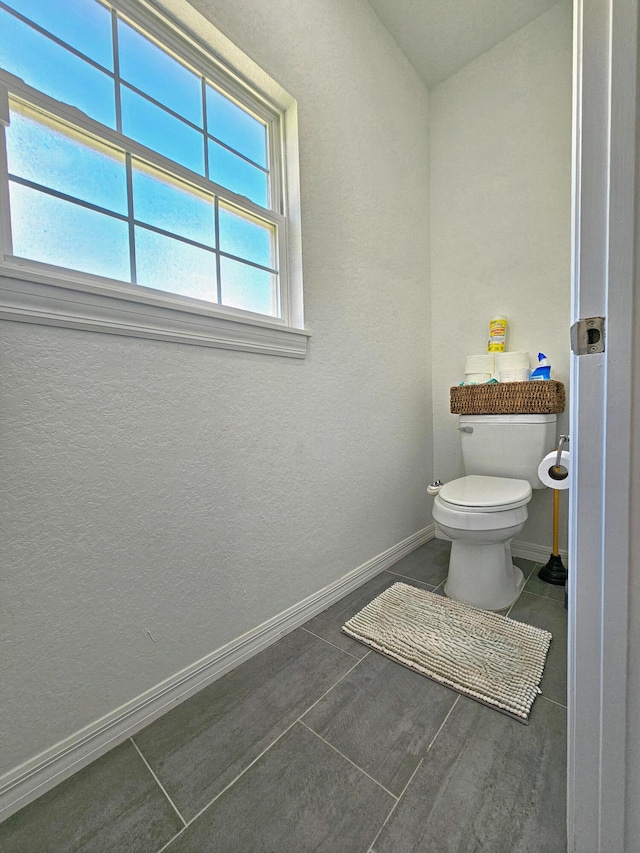 690 NE 150th Ct, Morriston, FL 32668 - bathroom featuring a textured wall and tile patterned floors