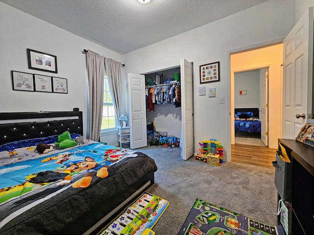 690 NE 150th Ct, Morriston, FL 32668 - bedroom featuring carpet floors, a textured ceiling, and a closet