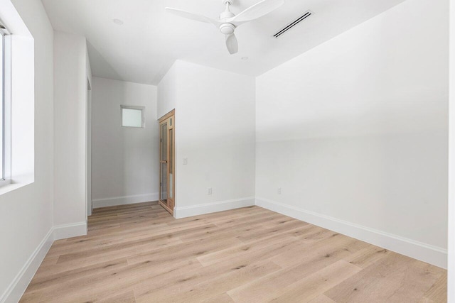 471 NW 9th St, Boca Raton, FL 33432 - empty room featuring light wood-style flooring and a ceiling fan