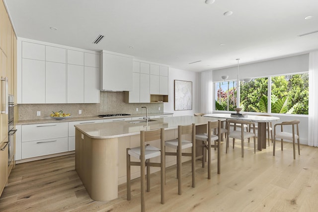 471 NW 9th St, Boca Raton, FL 33432 - kitchen featuring gas cooktop, light wood-type flooring, backsplash, modern cabinets, and recessed lighting
