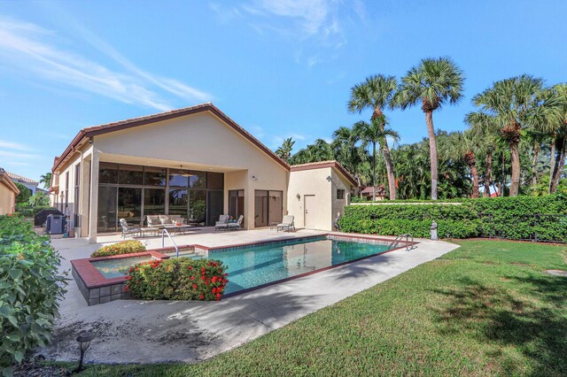 13308 Verdun Dr, Palm Beach Gardens, FL 33410 - view of swimming pool featuring a patio, a yard, and a jacuzzi