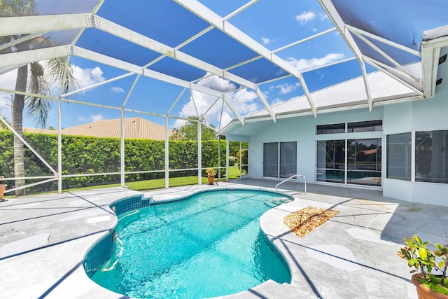 6025 Fountain Palm Dr, Jupiter, FL 33458 - swimming pool with a patio and glass enclosure