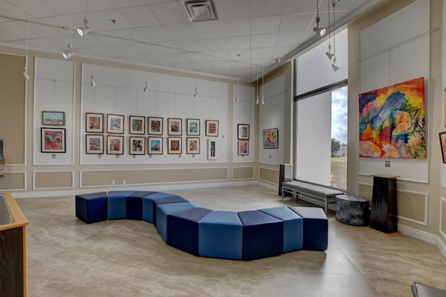 4110 Newport U Unit 4110, Deerfield Beach, FL 33442 - common area featuring a decorative wall